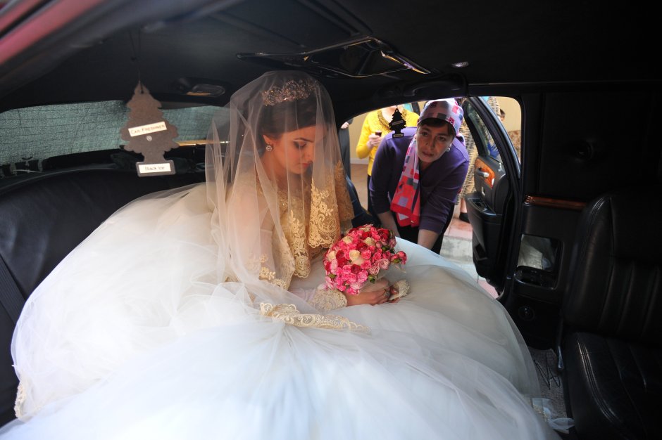 Чеченки в свадебных платьях с мужем