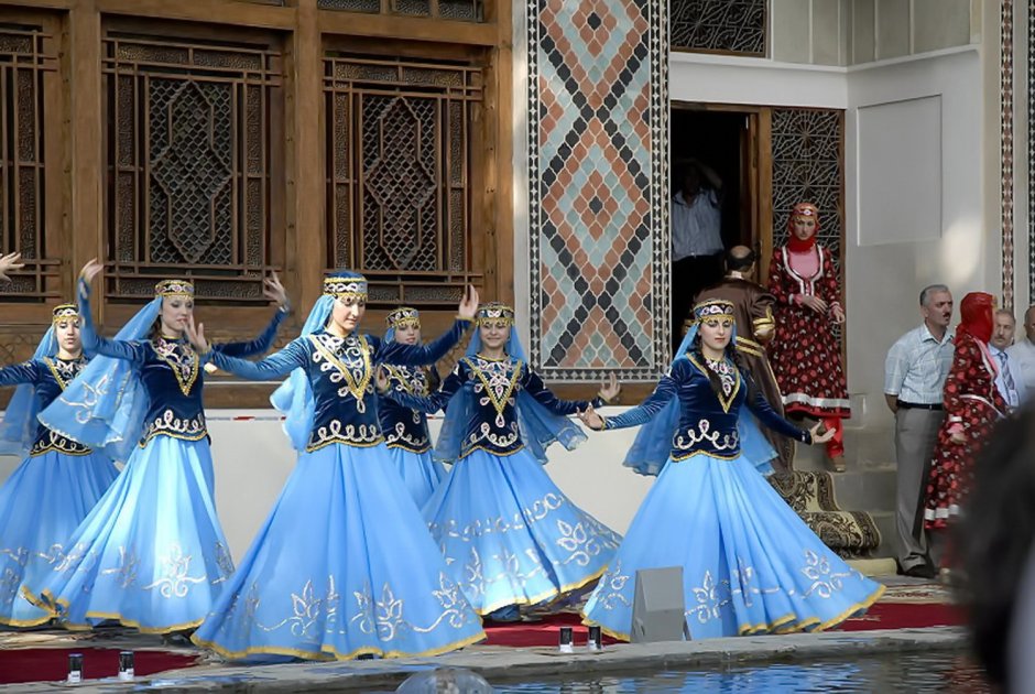 Народный национальный костюм Азербайджана