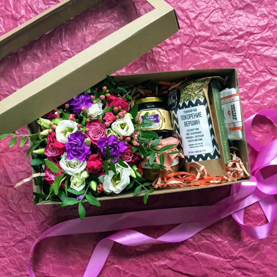 Набор цветы и конфеты в коробке