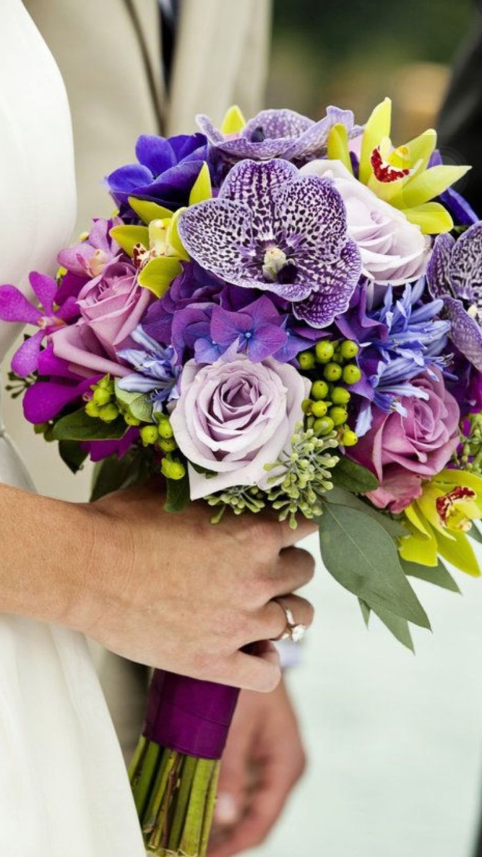 Букет невесты пурпурный