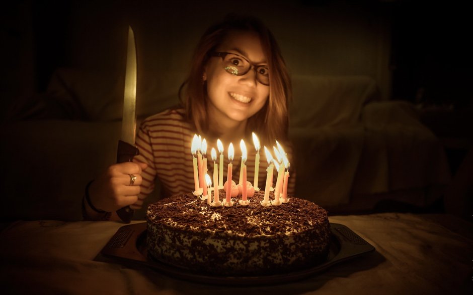 Девочка задувает свечи на торте