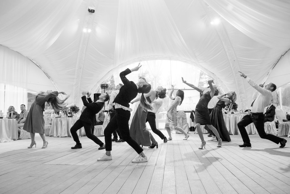 Гости танцуют на свадьбе