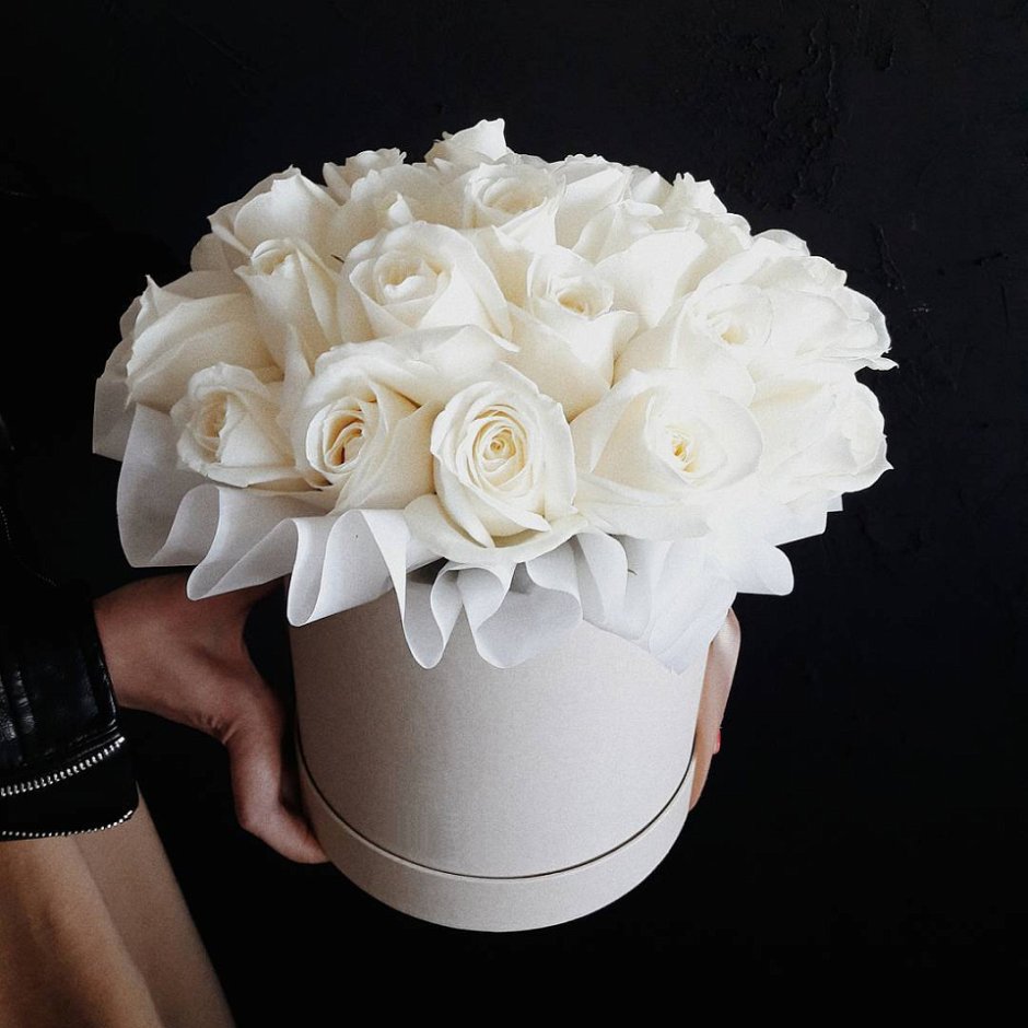 Белые мыльные розы в шляпной коробке