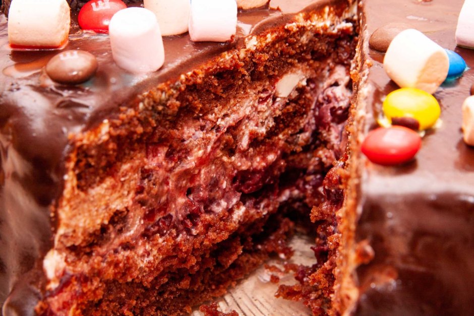 Торт шоколадный с вишней и творожным кремом