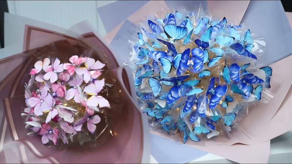 Букет цветов с бабочками