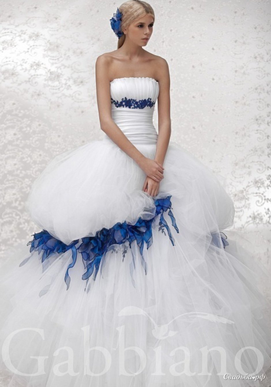 Свадебное платье с голубой лентой