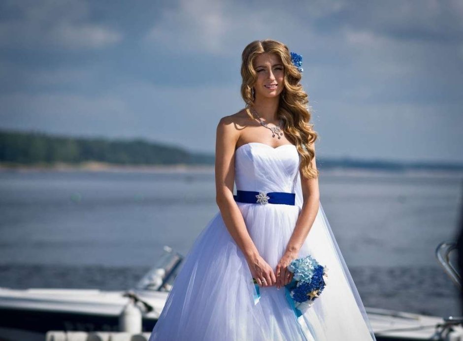 Синее платье для невесты с поясом