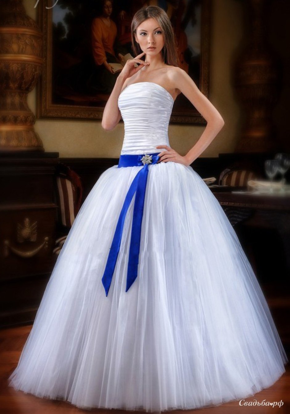 Белое свадебное платье с голубым поясом
