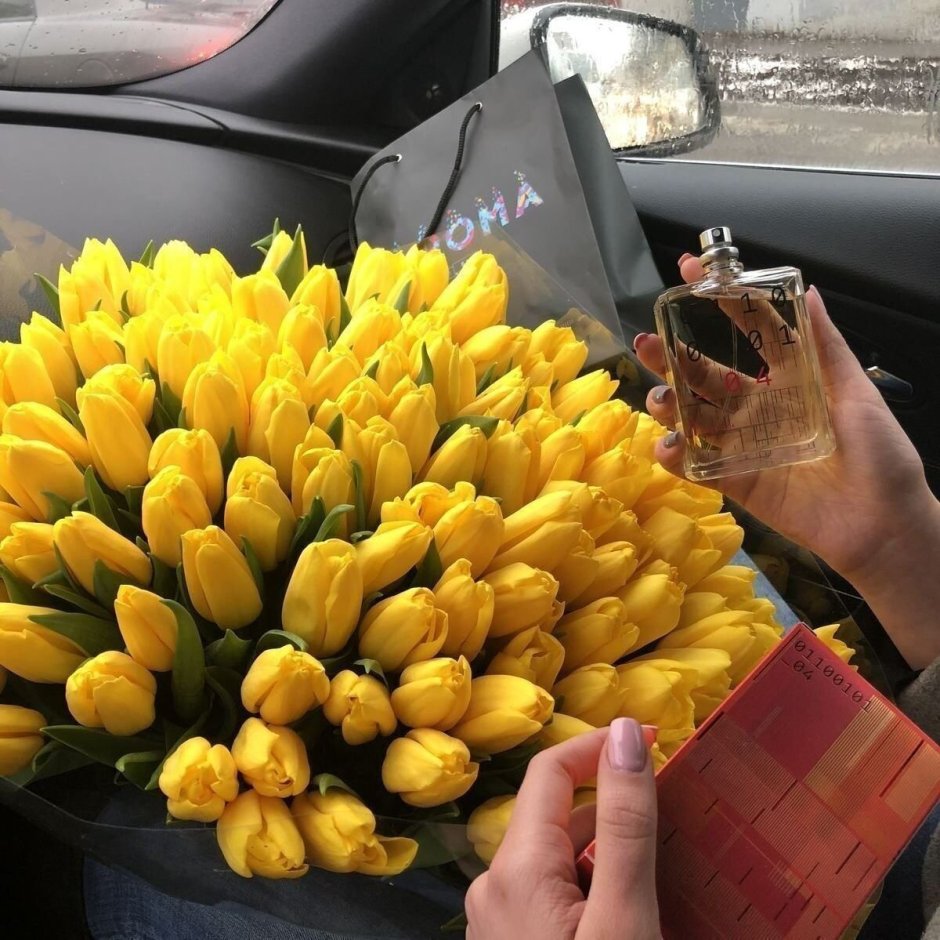 Красивый букет желтых тюльпанов
