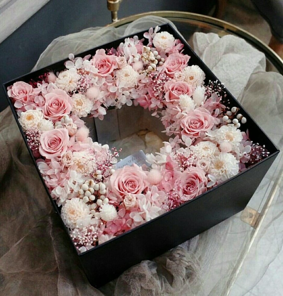 Коробка украшенная живыми цветами
