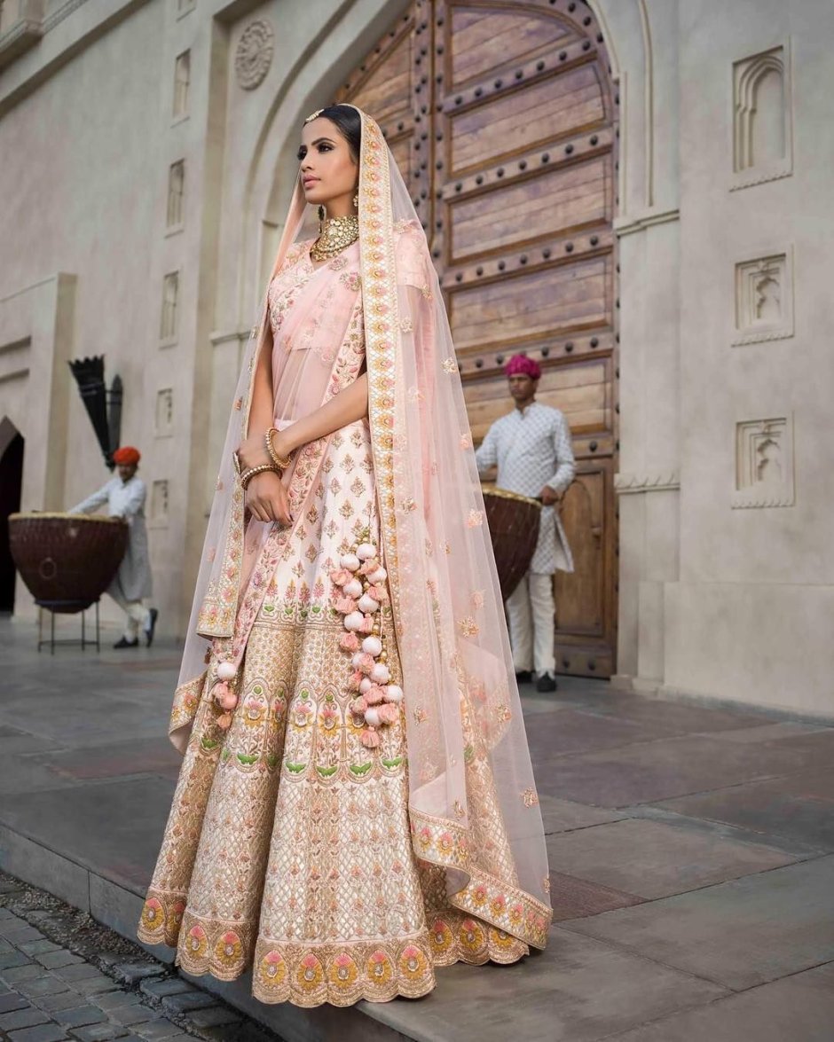 Индийский свадебный наряд невесты розовый