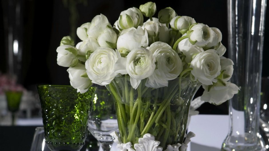 Цветы в вазе на столе