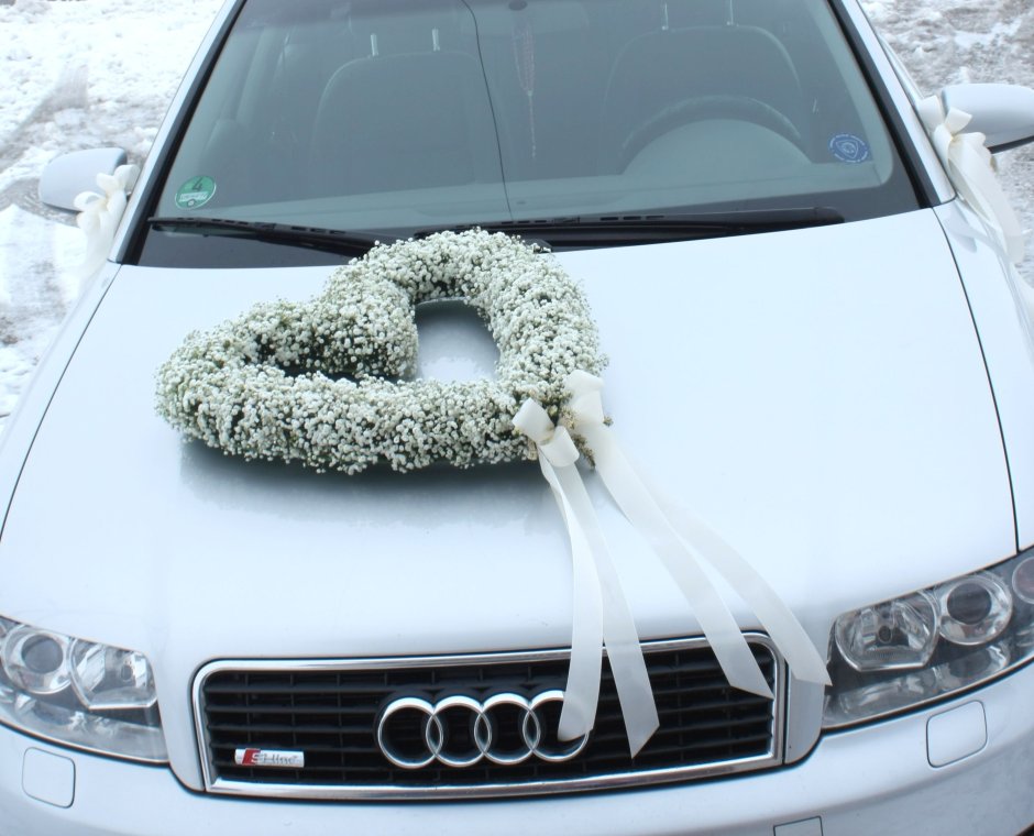 Украшение свадебной машины зимой