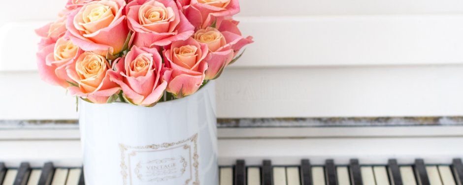 Букет роз на фоне домашней плитки