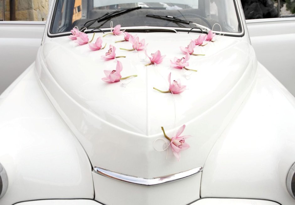 Лаконичное украшение свадебного автомобиля