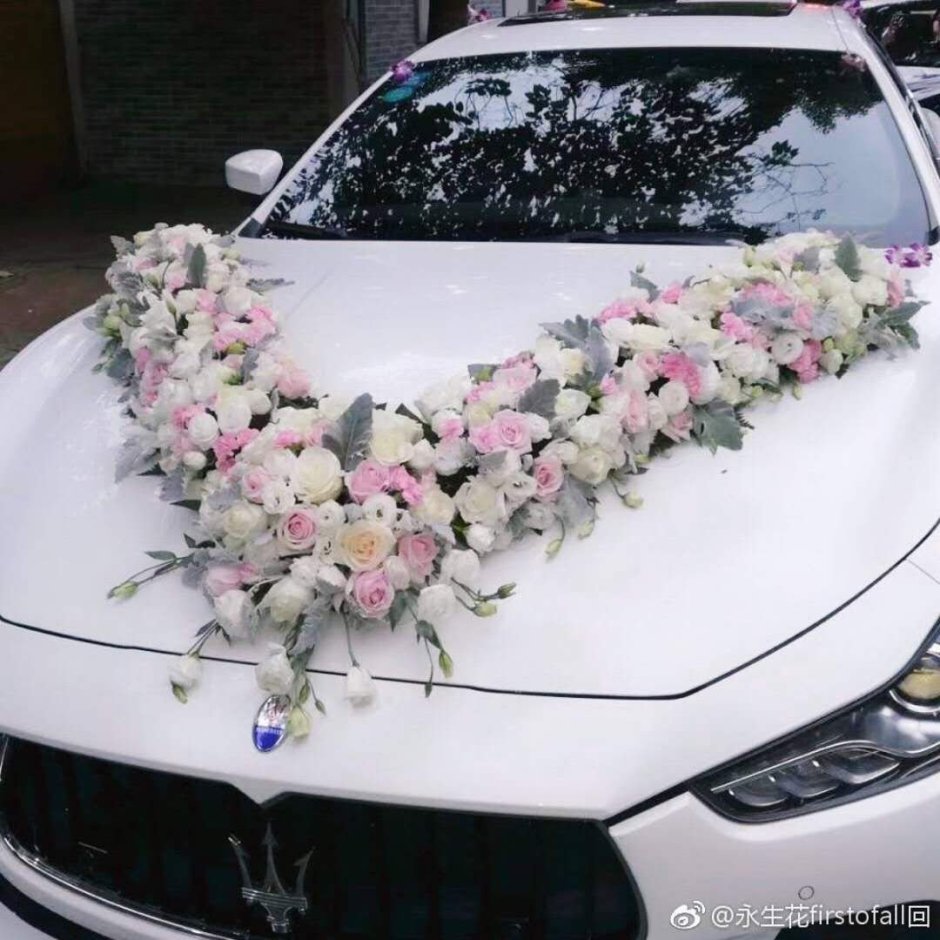 Свадебные украшения на белую машину