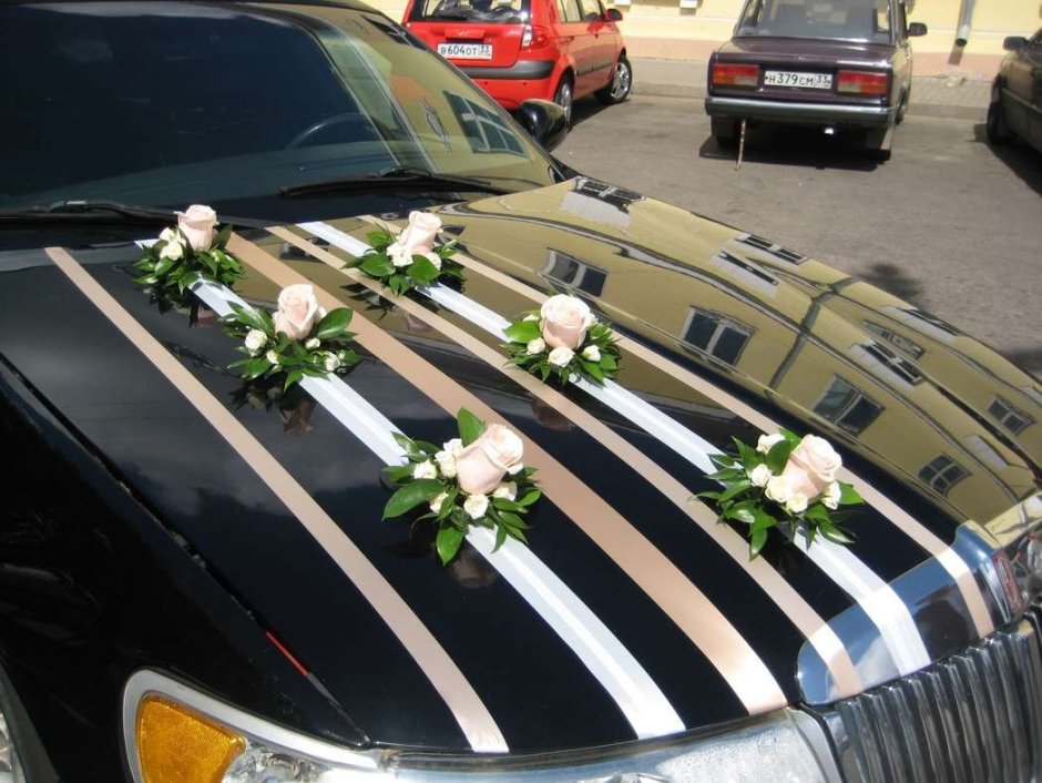 Современное украшение машин на свадьбу
