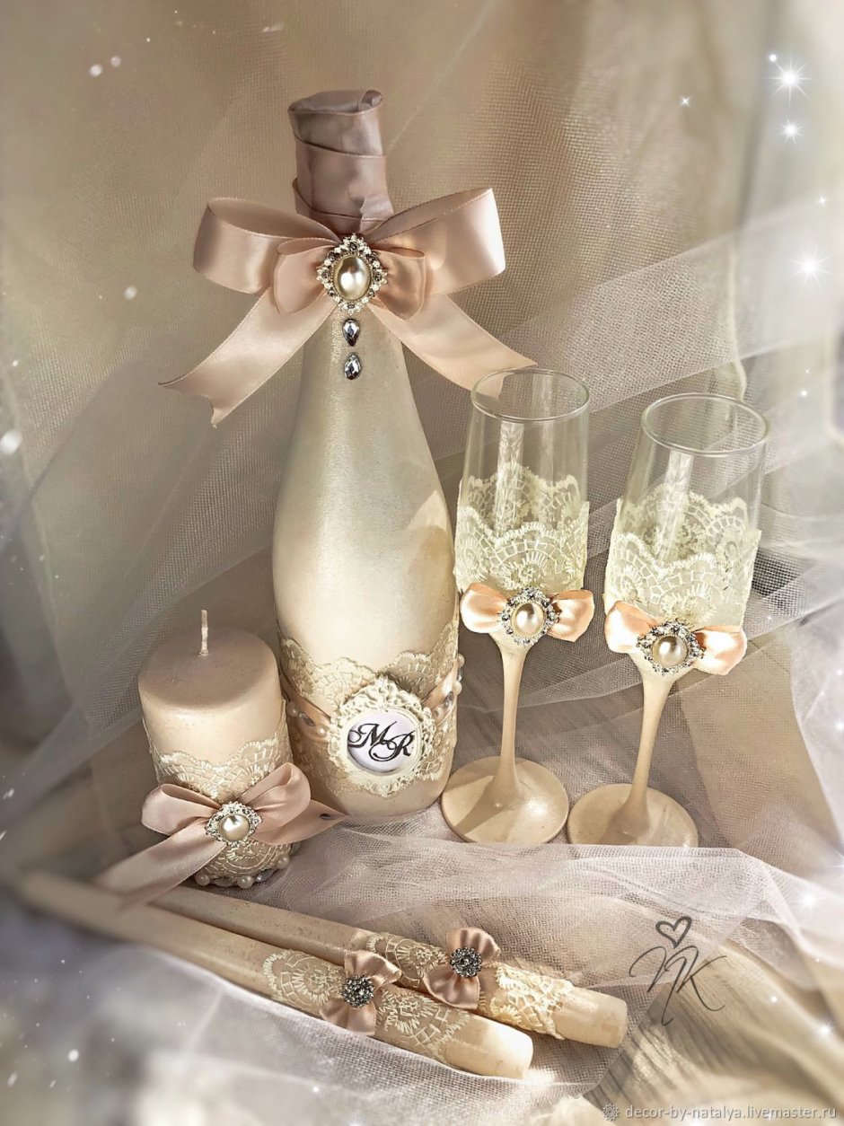 Свадебные бокалы и шампанское