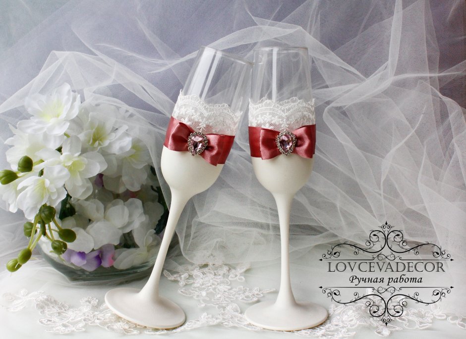 Свадебные бокалы в белом цвете