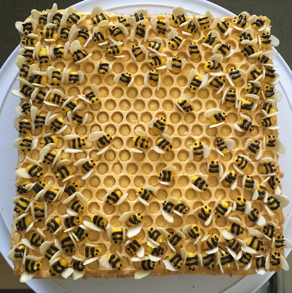 Украшение торта пчелиными сотами