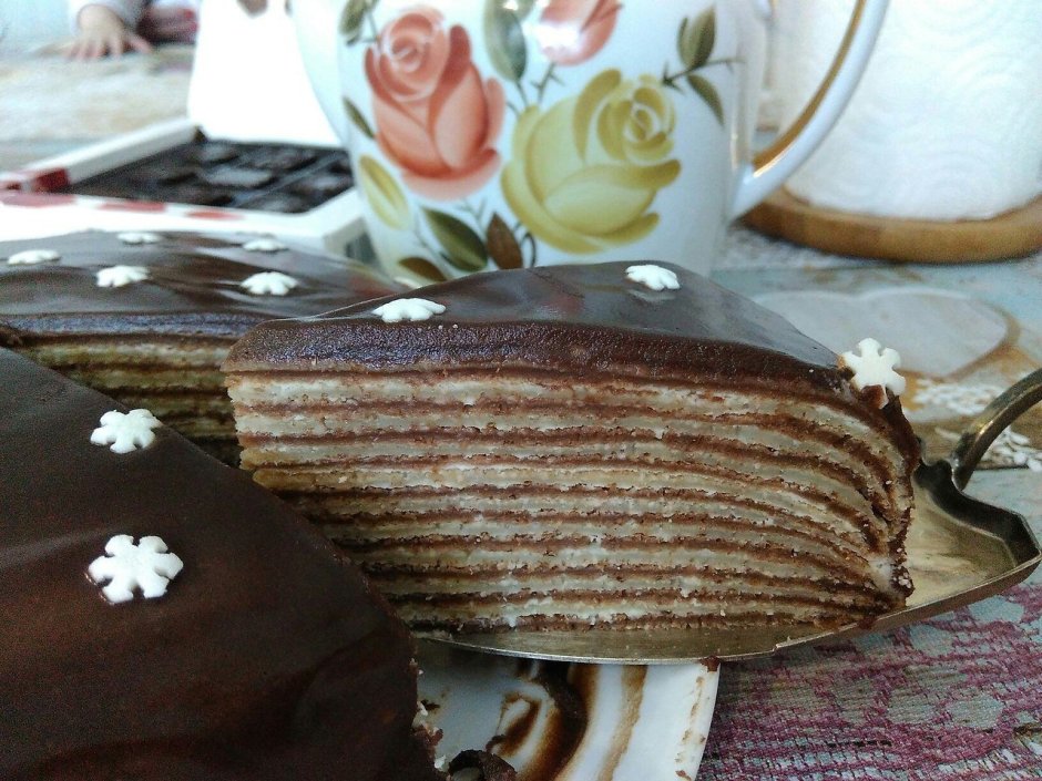 Шоколадный блинный торт с творожным кремом