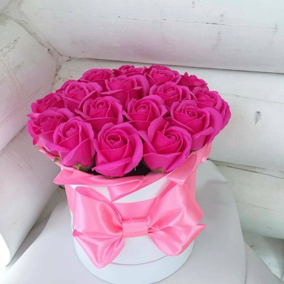 Букет ярко розовых роз в коробке