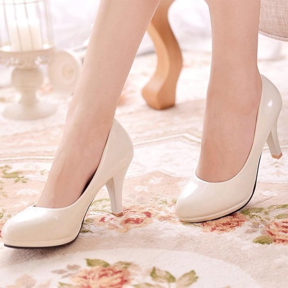 Белые туфли на низком каблуке