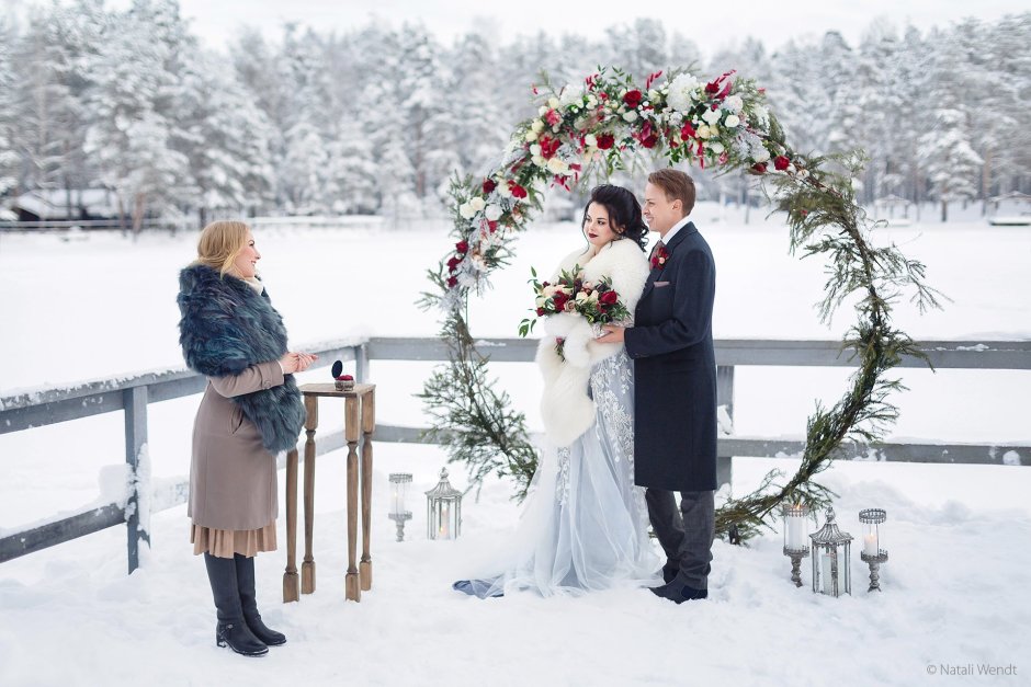 Свадебная церемония в зимнем лесу