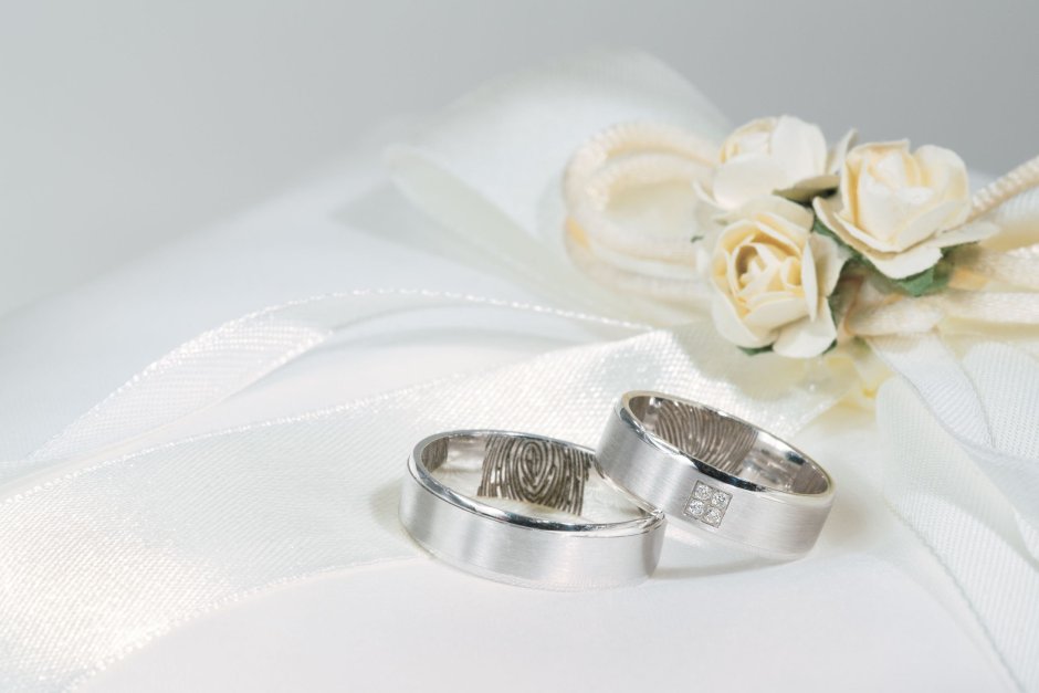 Бело серебряная свадьба кольца