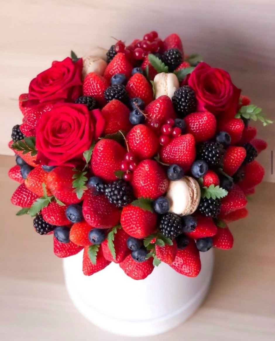 Красивый букет цветов с ягодами