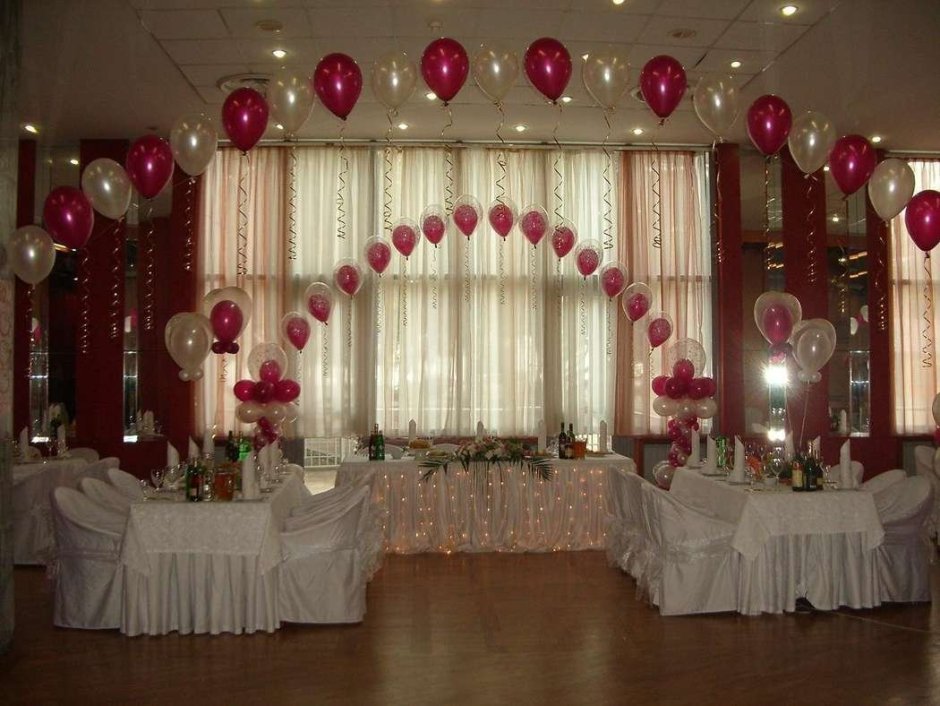 Красивое украшение свадебного зала шарами