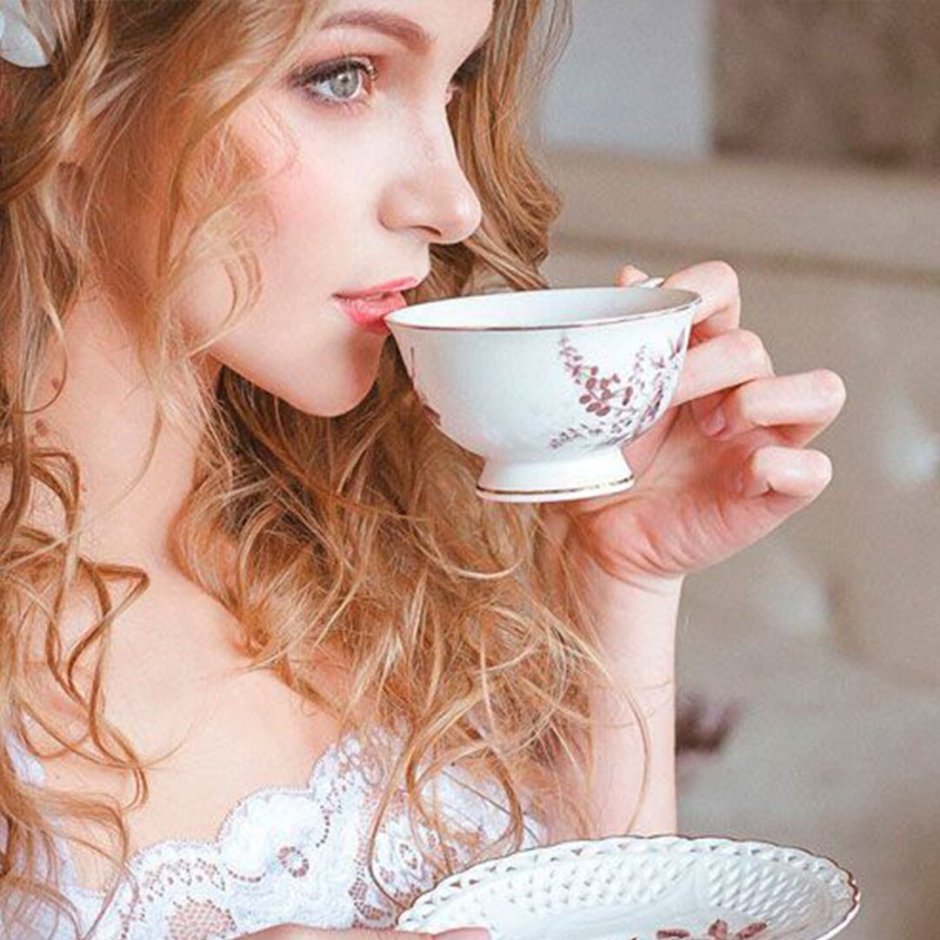 Женщина с чашкой чая