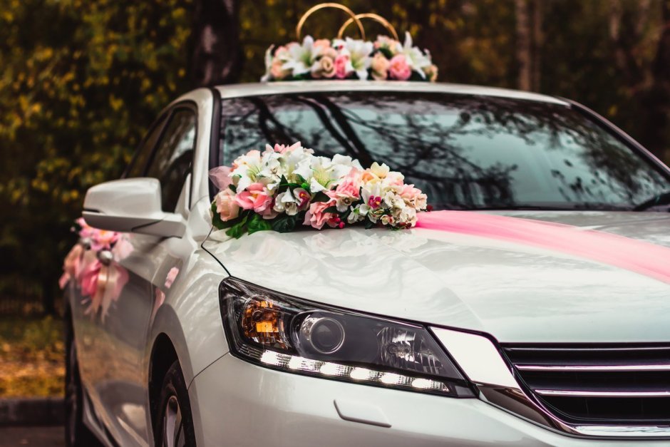 Украшения на машину для свадьбы в пудровом цвете