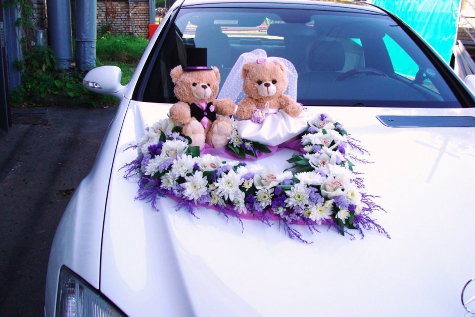 Украшенная Свадебная машина с медведем