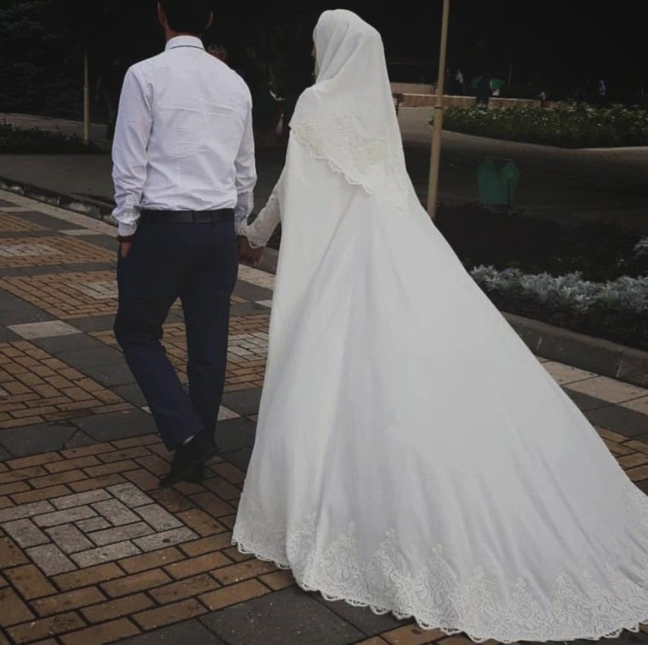 Невеста в хиджабе со спины