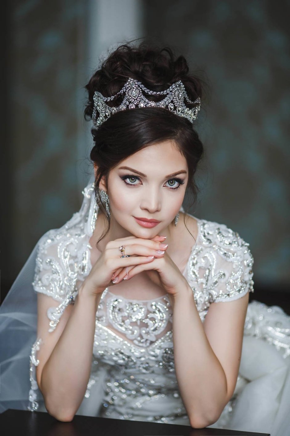 Прическа с короной на свадьбу