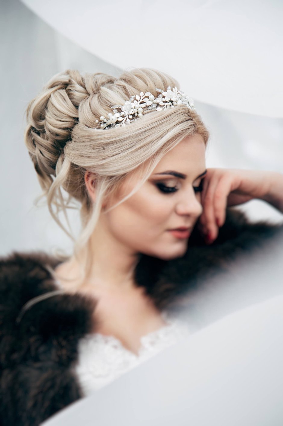 Свадебные прически с короной и фатой на средние волосы