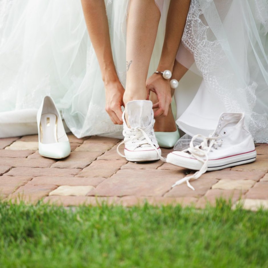 Невеста в кедах на свадьбе