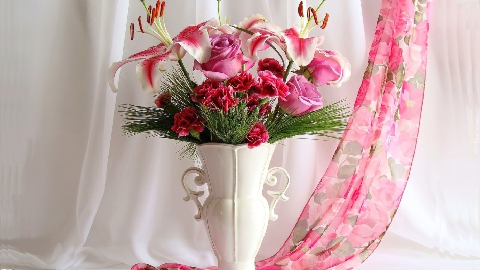 Красивые цветы в вазах