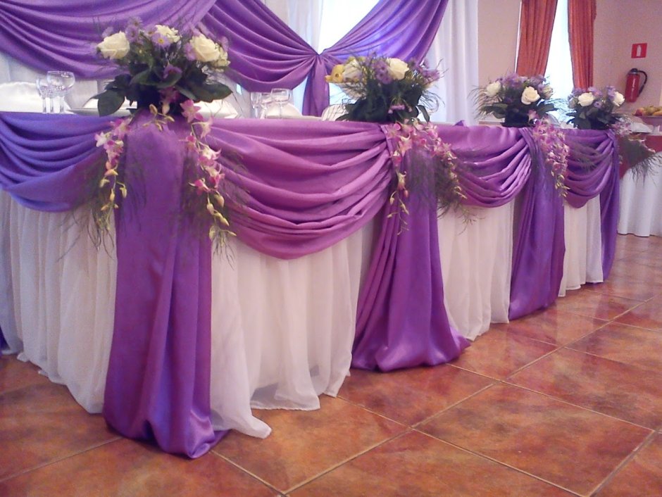 Зал на свадьбу украшенный в фиолетово чёрный