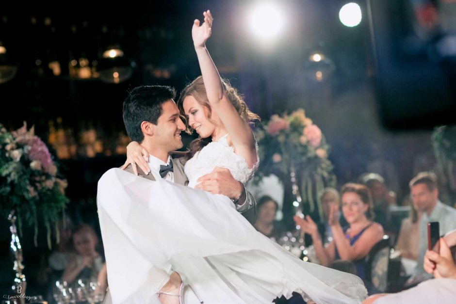 Танец жениха и невесты на свадьбе