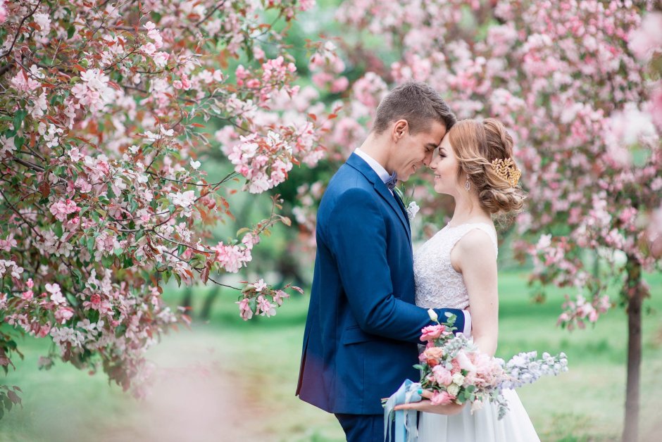 Невеста в цветущем саду