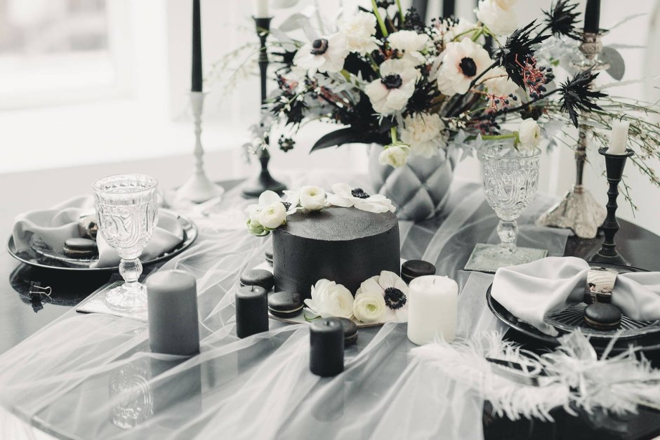 Черно белый декор на свадьбу