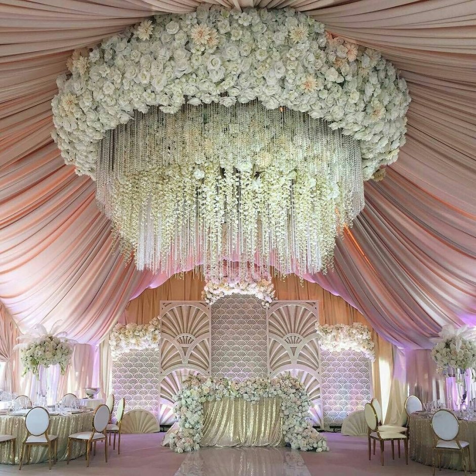 Необычный декор свадебного зала