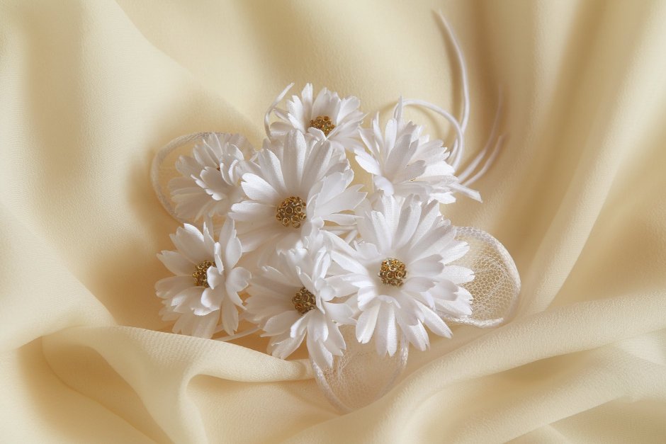 На белом атласе цветы