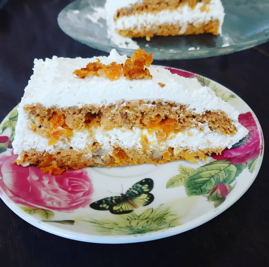 Морковный торт с творожным кремом и грецкими орехами