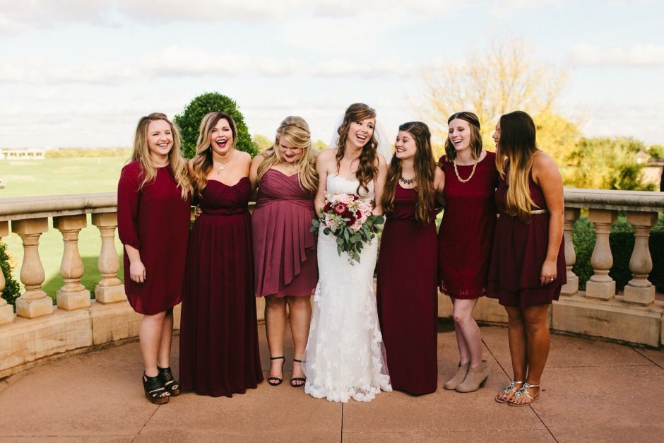 Бордовое платье гостьи на свадьбу