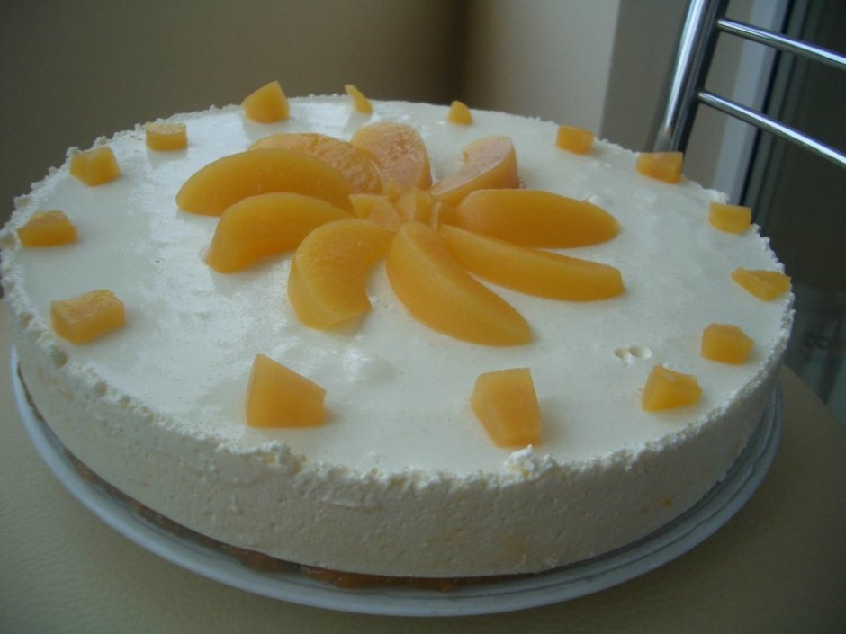 Бисквитный торт с персиками консервированными