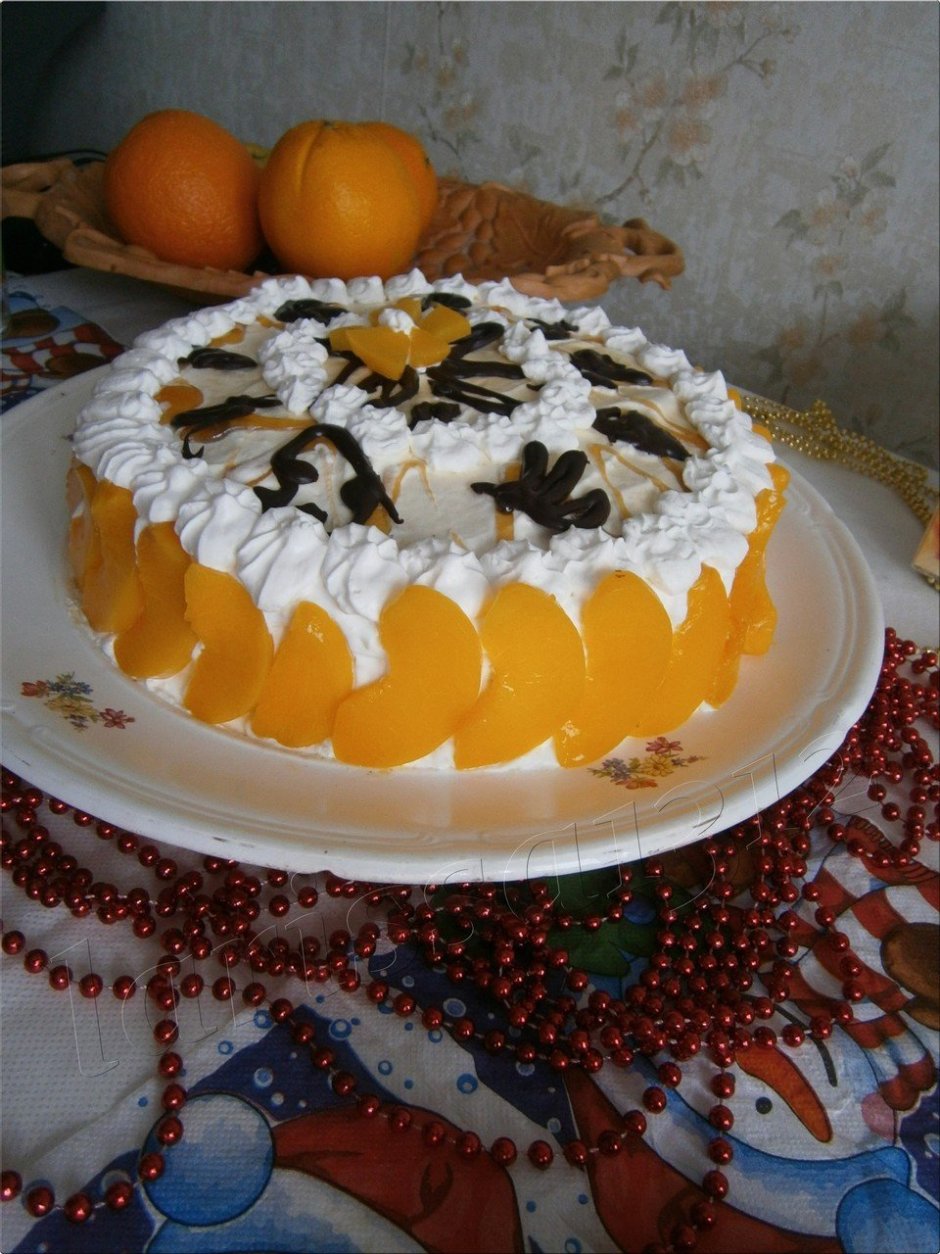 Украшение торта консервированными персиками и грецкими орехами