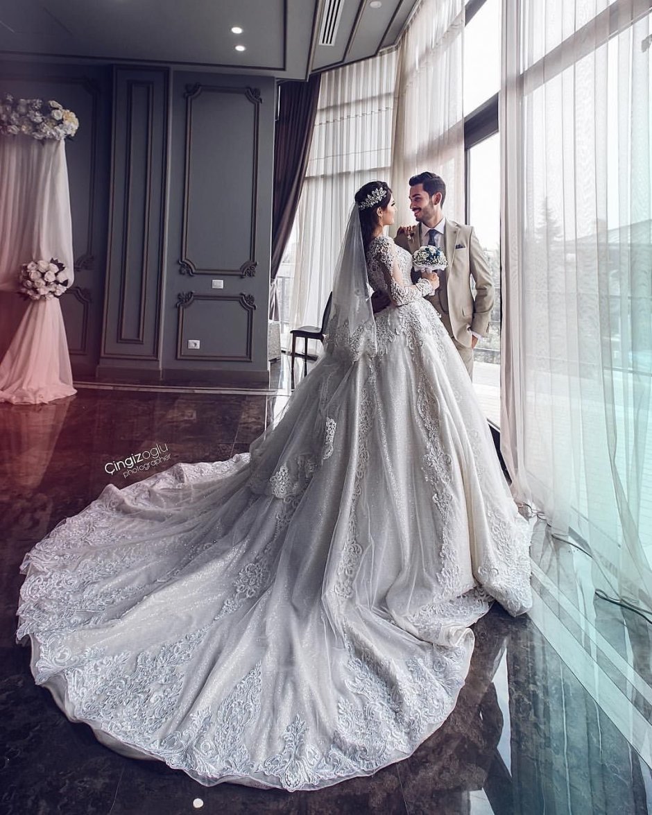 Невеста в пышном платье с женихом
